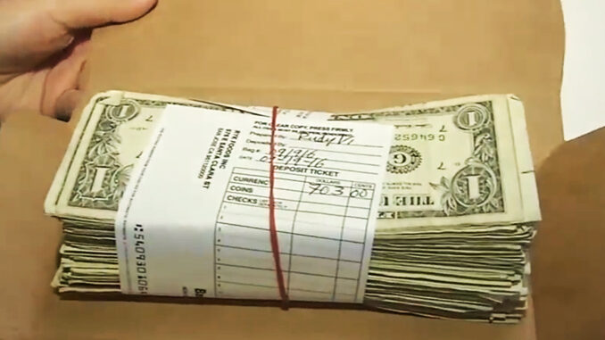 Woman Orders Domino’s, Finds $5,000 Cash Inside Wings Box